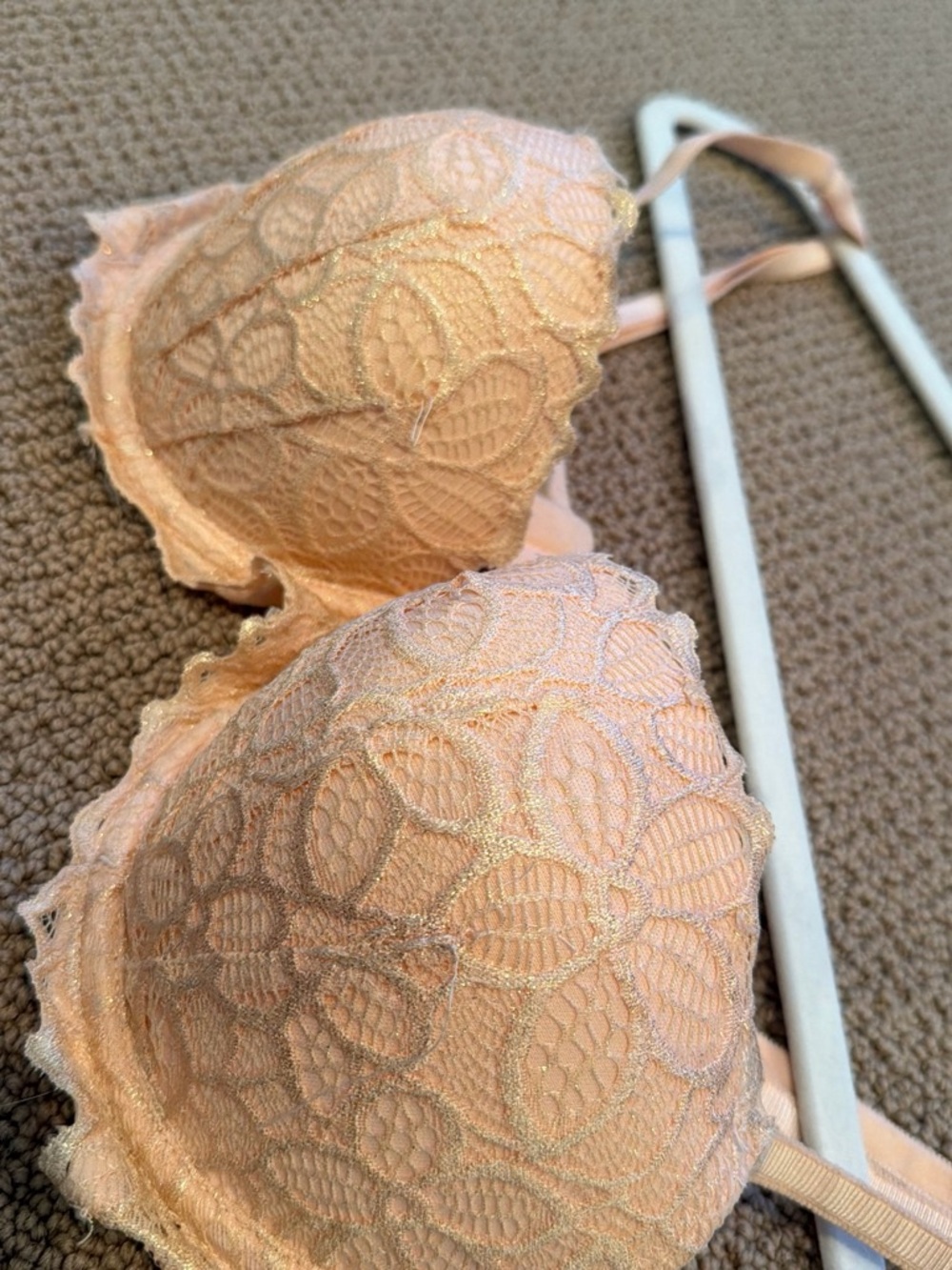 Victoria's Secret Peach Lace Underwire Bra - Picture 4 of 4